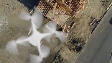 UAV Quadcopter Drone 'un Üzerinde Uçan Açı Bir Konut İnşaat Alanının Üzerinde Yavaş Hareket Ediyor.