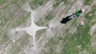 UAV Quadcopter 'ın Üzerinde Uçan Açı Yeşil Ekran Üzerinde Yavaş Hareket Ediyor.