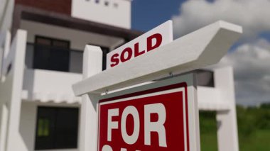 Yeni Çağdaş Ev 'in önünde Emlak İlanına Satıldı.