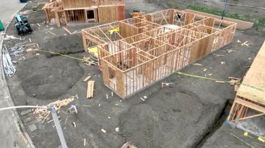 Hava Aracı İnşaat Alanının Üzerinde Uçuyor.