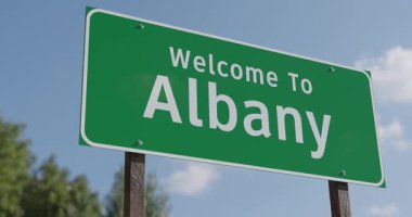Albany, New York 'a Hoş Geldiniz Mavi Gök ve Bulutlara Karşı Yeşil Yol İşareti.