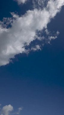 Dramatik Dikey Zaman Çizelgesi Fırtına Bulutları ve Mavi Gökyüzü.