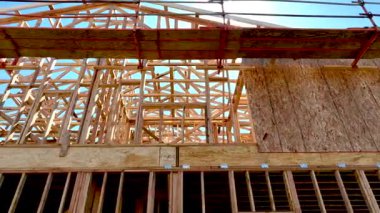 Yeni Ahşap Çerçeve İnşaat Alanının Dramatik Yavaş Hareketi.