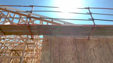 Yeni Ahşap Çerçeve İnşaat Alanının Dramatik Yavaş Hareketi.