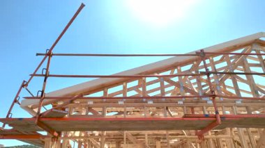 Yeni Ahşap Çerçeve İnşaat Alanının Dramatik Yavaş Hareketi.