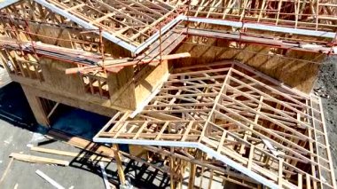 Yeni Ahşap Çerçeve İnşaat Alanının Dramatik Yavaş Hareketi.