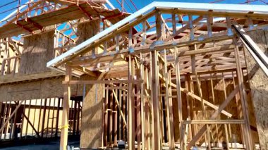 Yeni Ahşap Çerçeve İnşaat Alanının Dramatik Yavaş Hareketi.