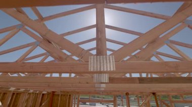 Yeni Ahşap Çerçeve İnşaat Alanının Dramatik Yavaş Hareketi.