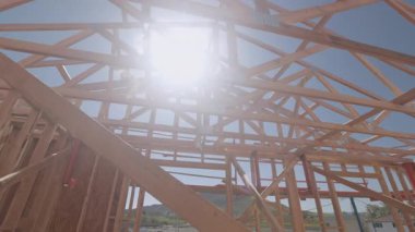Yeni Ahşap Çerçeve İnşaat Alanının Dramatik Yavaş Hareketi.
