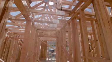 Yeni Ahşap Çerçeve İnşaat Alanının Dramatik Yavaş Hareketi.