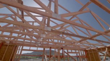 Yeni Ahşap Çerçeve İnşaat Alanının Dramatik Yavaş Hareketi.