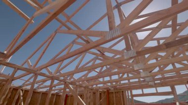 Yeni Ahşap Çerçeve İnşaat Alanının Dramatik Yavaş Hareketi.