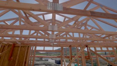 Yeni Ahşap Çerçeve İnşaat Alanının Dramatik Yavaş Hareketi.