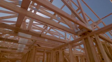 Yeni Ahşap Çerçeve İnşaat Alanının Dramatik Yavaş Hareketi.