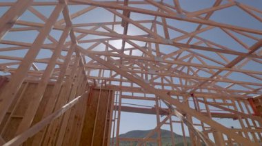 Yeni Ahşap Çerçeve İnşaat Alanının Dramatik Yavaş Hareketi.