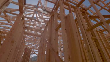 Yeni Ahşap Çerçeve İnşaat Alanının Dramatik Yavaş Hareketi.