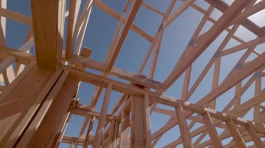Yeni Ahşap Çerçeve İnşaat Alanının Dramatik Yavaş Hareketi.