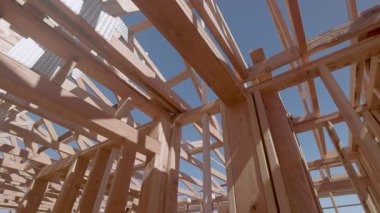 Yeni Ahşap Çerçeve İnşaat Alanının Dramatik Yavaş Hareketi.