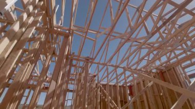 Yeni Ahşap Çerçeve İnşaat Alanının Dramatik Yavaş Hareketi.