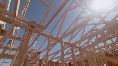 Yeni Ahşap Çerçeve İnşaat Alanının Dramatik Yavaş Hareketi.