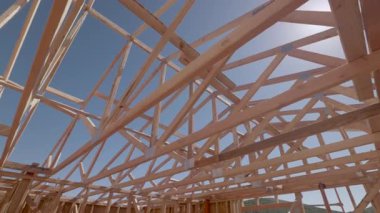 Yeni Ahşap Çerçeve İnşaat Alanının Dramatik Yavaş Hareketi.