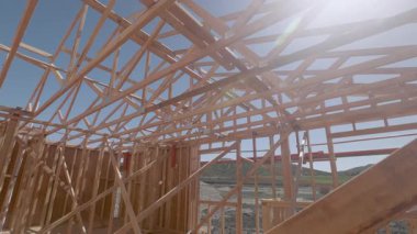 Yeni Ahşap Çerçeve İnşaat Alanının Dramatik Yavaş Hareketi.