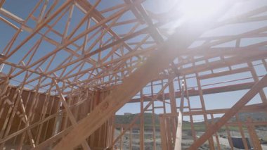 Yeni Ahşap Çerçeve İnşaat Alanının Dramatik Yavaş Hareketi.
