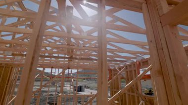 Yeni Ahşap Çerçeve İnşaat Alanının Dramatik Yavaş Hareketi.