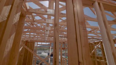 Yeni Ahşap Çerçeve İnşaat Alanının Dramatik Yavaş Hareketi.