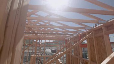 Yeni Ahşap Çerçeve İnşaat Alanının Dramatik Yavaş Hareketi.