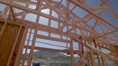 Yeni Ahşap Çerçeve İnşaat Alanının Dramatik Yavaş Hareketi.