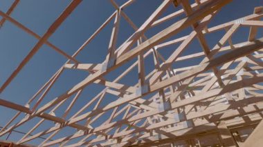 Yeni Ahşap Çerçeve İnşaat Alanının Dramatik Yavaş Hareketi.