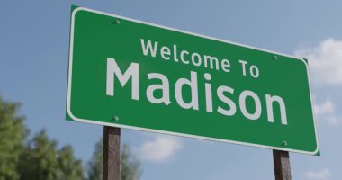 Madison, Wisconsin 'e Hoş Geldiniz Mavi Gök ve Bulutlara Karşı Yeşil Yol İşareti.