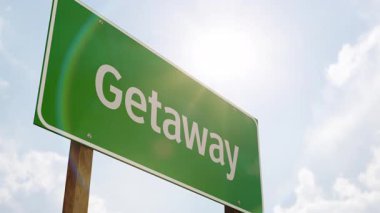 4k Kaçış Yeşil Yol İşareti ve İniş takımları ile alçaktan uçan uçak.