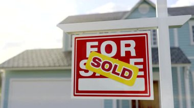 Satılık Gayrimenkul ve Yeni Ev Tabelasına 4k Büyütme.