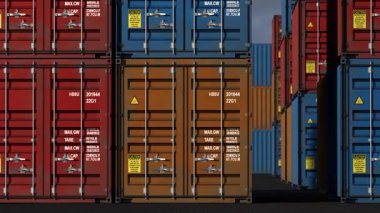 Rıhtımdaki birkaç nakliye konteynırının üzerinde 