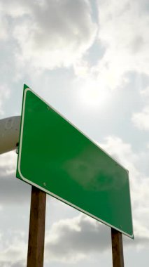 4k Boş Yeşil Yol İşareti Alçaktan Uçan Uçak İniş Aracı İniyor.