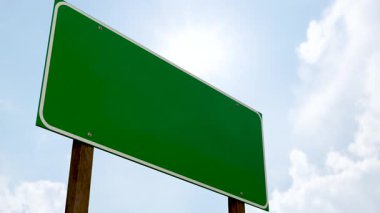 4k Boş Yeşil Yol İşareti Mavi Gökyüzüne Karşı Bulutlu.