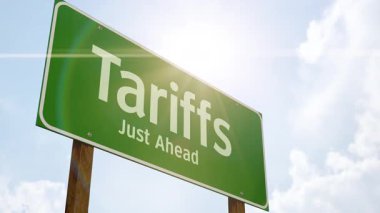 4k Tariffs Yeşil Yol İşareti Mavi Gökyüzüne Karşı Bulutlu.