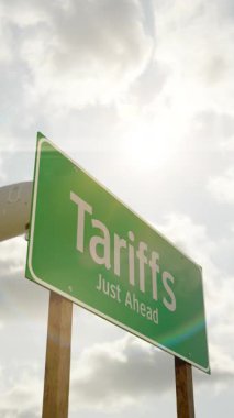 4k Tariffs Yeşil Yol İşareti Üzerinde Alçak Uçan Uçak.