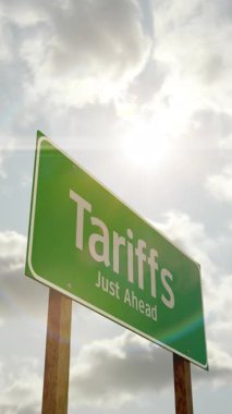 4k Tariffs Yeşil Yol İşareti Mavi Gökyüzüne Karşı Bulutlu.