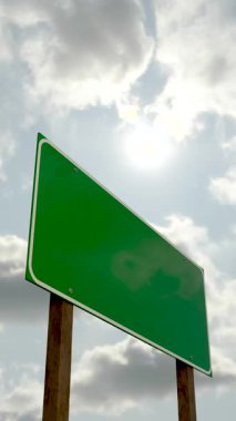 4k Boş Yeşil Yol İşareti Mavi Gökyüzüne Karşı Bulutlu.