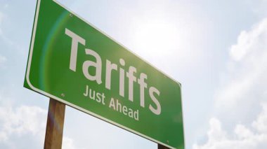 4k Tariffs Yeşil Yol İşareti Üzerinde Alçak Uçan Uçak.