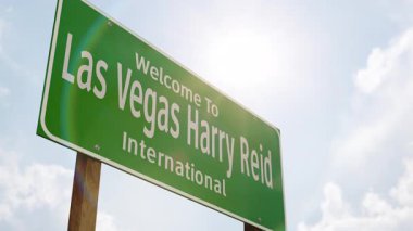 Las Vegas 'a hoş geldiniz Harry Reid Uluslararası Havalimanı Yeşil Yol İşareti.
