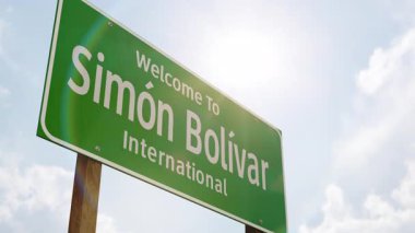 4k. Simon Bolivar Uluslararası Havalimanı Yeşil Yol Tabelasına hoş geldiniz. Alçaktan Uçan Uçak İniş Aracı İniş Aracı ile hemen yukarıda..