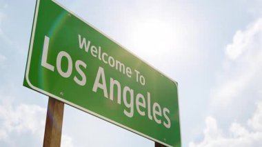 Los Angeles 'a hoş geldiniz Mavi Gök ve Bulutlara Karşı Yeşil Yol İşareti.