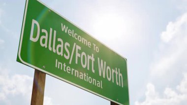 4k Dallas Fort Worth Uluslararası Havalimanı Yeşil Yol İşareti ve İniş takımları ile alçaktan uçan uçak.