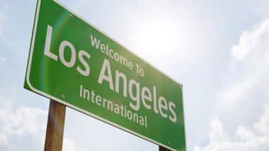 4k Los Angeles Uluslararası Havalimanı Yeşil Yol İşareti ve İniş takımları ile Alçaktan Uçan Uçak.