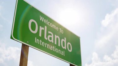 4k Orlando Uluslararası Havalimanı Yeşil Yol Tabelasına ve İniş takımları ile birlikte alçaktan uçan uçağa hoş geldiniz..