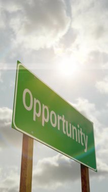 4k Opportunity Yeşil Yol İşareti Mavi Gökyüzü ve Bulutlara Karşı.